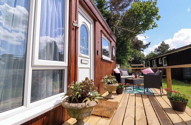 CHALET FORTE, pet friendly, with a garden in Aberdovey