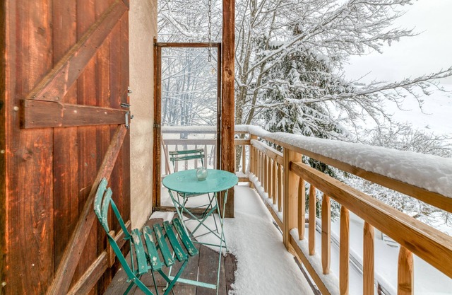 Chalet 'Le Flocon Grand 4 Étoiles' with Mountain View, Private Terrace and Wi-Fi