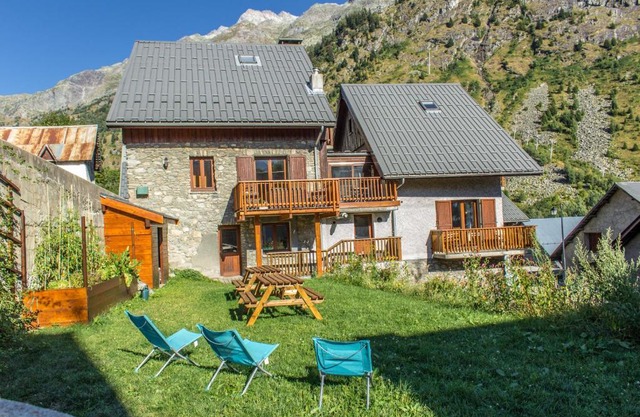Chalet Rostaing - Incredible vaulted ceiling dining room and breathtaking garden