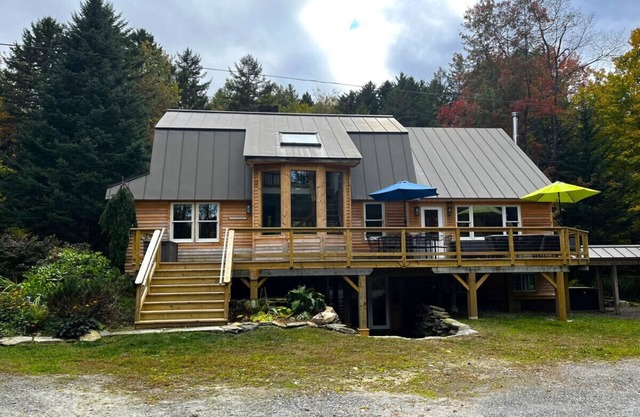 Chalet- Stream, A/C, Hot Tub, min to Lake and Ski