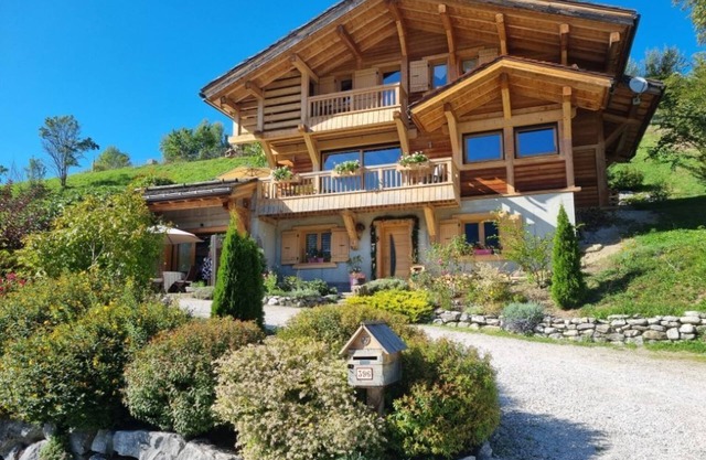 Chalet with panoramic mountain views, south-facing and cosy interior