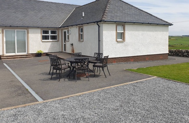 CHALLOCHMUN BUNGALOW, pet friendly, with a garden in Glenluce
