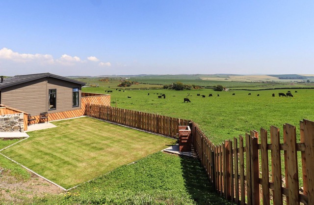 CHALLOCHMUN VIEW, family friendly, with a garden in Glenluce