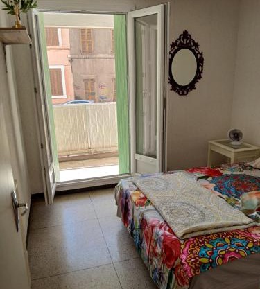 Chambre avec balcon dans une appartement la belle de mai