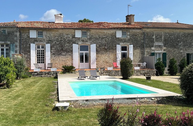 Character house with swimming pool 40 min from La Rochelle