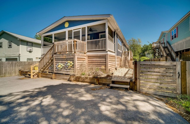 Charleston Home w/Porch - 3 Mi to Folly Beach!