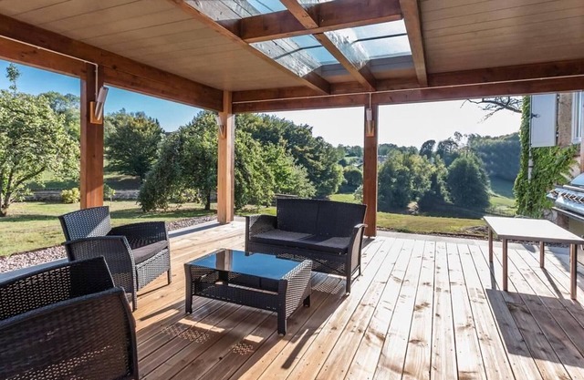 Charming house with private pond and covered pool