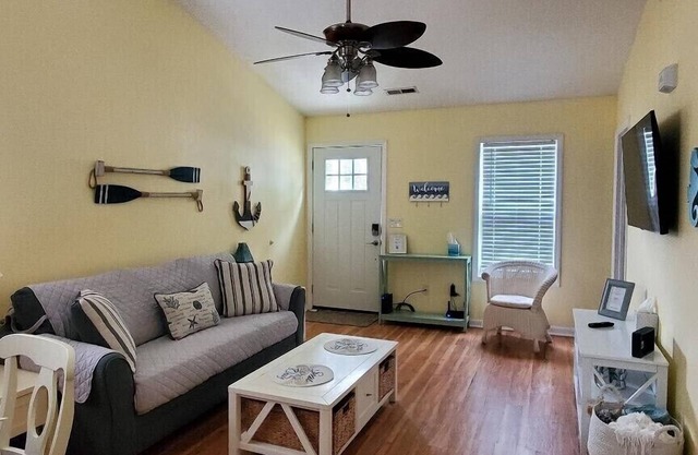 Charm Your Sol- < 3 miles to Carolina Beach!