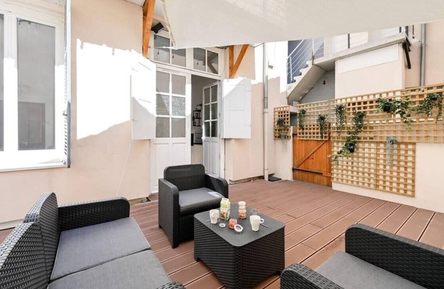 Charmant 2 pers atypique avec terrasse-métro ValmyCharming 2 people unique