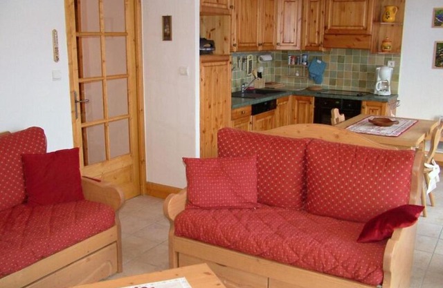 Charmant 3 pièces avec grand balcon Sud, idéalement situé près des commerces et du téléphérique - FR-1-464-24
