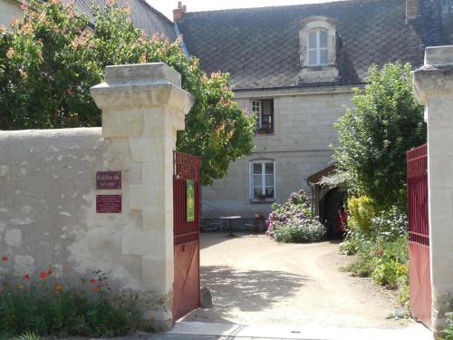 Charmant Manoir Historique avec Jardin Privatif à Berthenay, Proche des Châteaux de la Loire - FR-1-381-5
