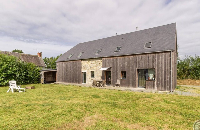 Charming stone house with garden, bikes, and WIFI in Quettreville-sur-Sienne