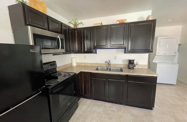 Charming 1-Bdr Guest House in vibrant Las Vegas with private entrance and patio.