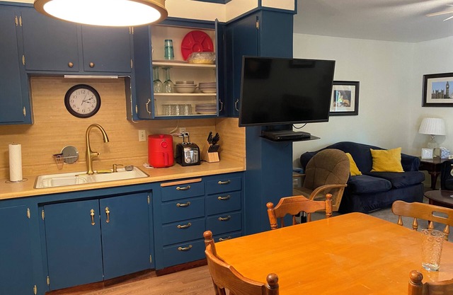 Charming 1-bdrm apartmt, 2 beds 3m to Bethel 1m to 5 w/private garden patio