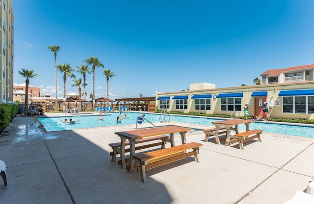 Charming 1 Bedroom, 3 Minute Walk To The Beach Condo by RedAwning