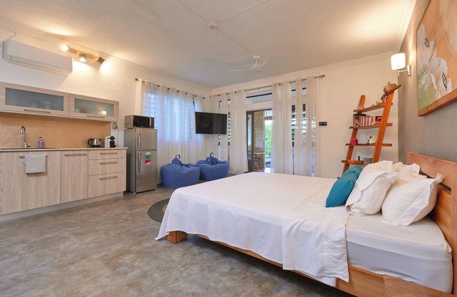 Charming 1 bedroom studio sea front and huge creole garden with AC, WiFi