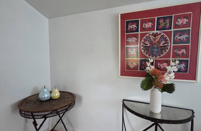 Charming 1-bedroom cottage in pleasant West Palm Beach with AC, WiFi