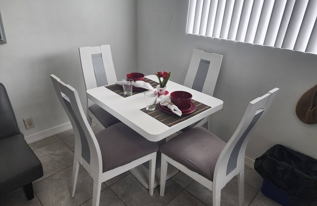 Charming 1-bedroom apartment with AC, WIFI in amazing Palm Beach next to Airport