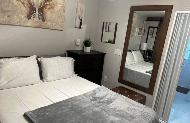 Charming 1-bedroom house in fantastic West Palm Beach with AC