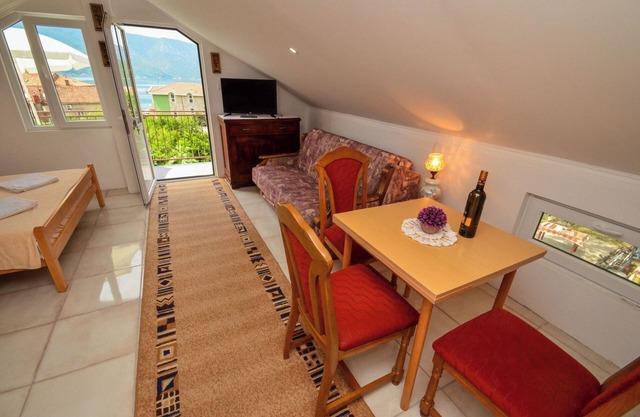 Charming 1-bedroom apartment in welcoming Risan with WiFi, AC