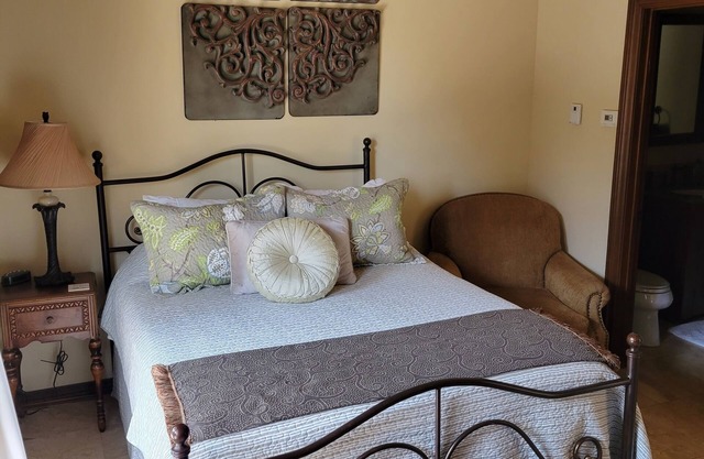 Charming 1-bedroom Casita in lovely Bernalillo, just 15 minutes to Albuquerque.