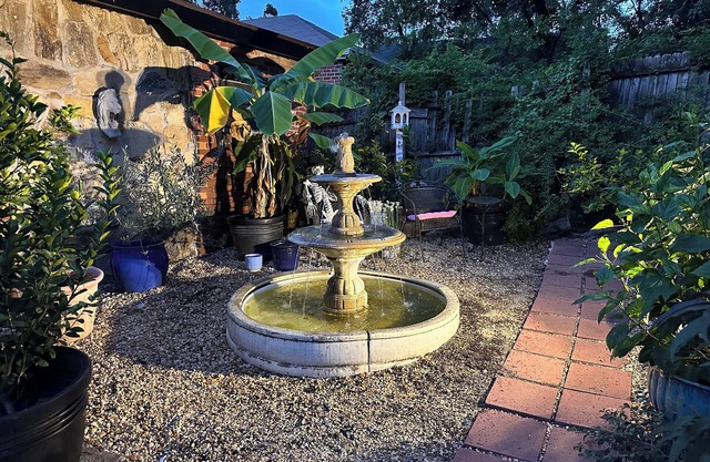 Charming 1-bedroom cottage in Columbus overlooking a New Orleans style courtyard