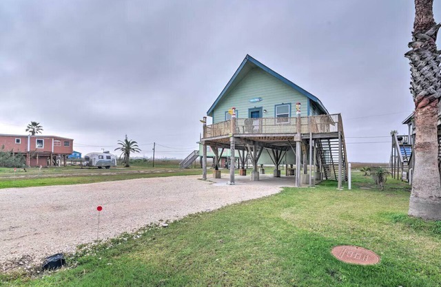 Charming 1-bedroom cottage with WiFi, AC in fabulous Surfside Beach, TX