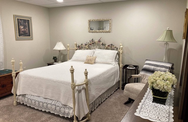 Charming 1-bedroom apartment with WiFi, AC in peaceful Burgettstown countryside