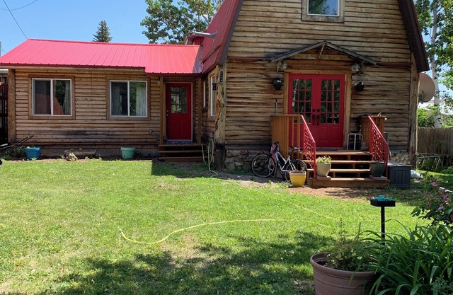 Charming 2-bedroom house in fabulous East Glacier Park with WiFi