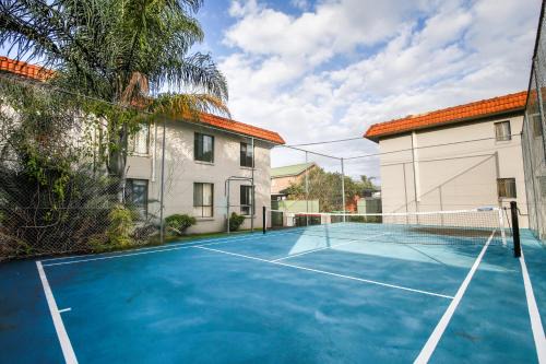 Charming 2-Bed Apartment with Bay Views