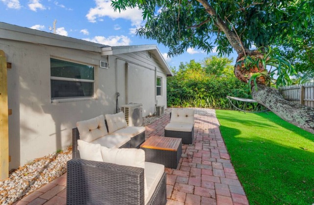 Charming 2 Bed 1 Bath Cottage in WPB
