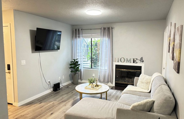 Charming 2-bedroom condo with AC and WiFi in lovely North Highlands