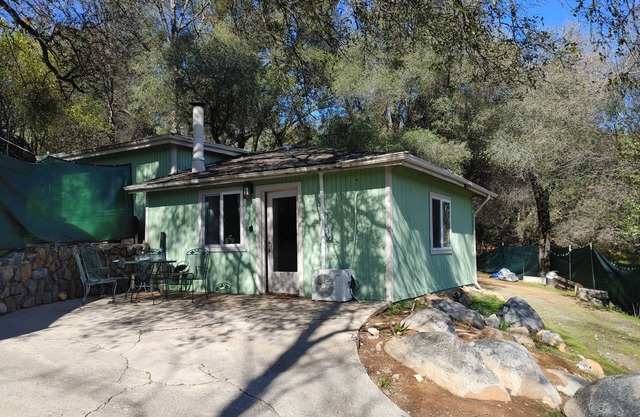 Charming 2-bedroom house with WiFi, AC in Historic Rough and Ready town