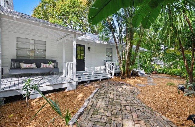 Charming 2-bedroom cottage in lush tropical setting in popular West Palm Beach