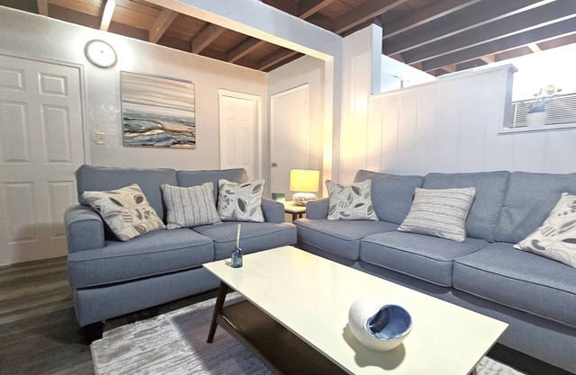 Charming 2-bedroom apt with WiFi, AC in West Palm Beach Next to the Marina/Beach