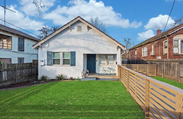 Charming 2-bedroom cottage with WiFi, AC in enjoyable West Sacramento