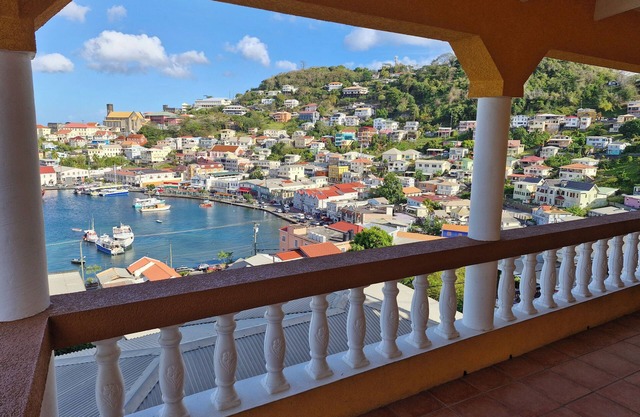 Charming 2-bedroom apartment with WiFi, AC in adorable Saint George's