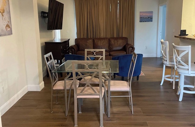 Charming 2-bedroom townhome with AC and WiFi in Riviera Beach