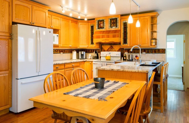 Charming 2 bedroom 2 bathroom home with jetted tub!