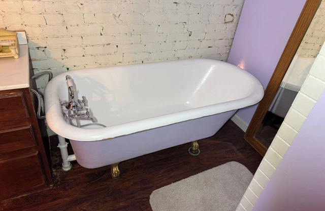 Charming 2-bedroom apartment in Evansville with fitness room, AC