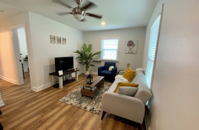 Charming 2-bedroom Apartment near NoDa, Plaza Midwood, Uptown, and more