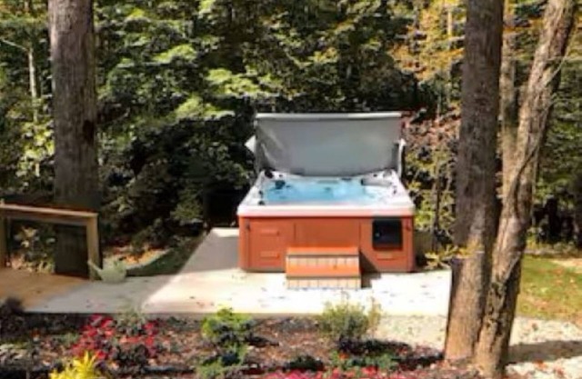 Charming 2-bedroom cabin with hot tub, outdoor firepit and Pet Friendly!