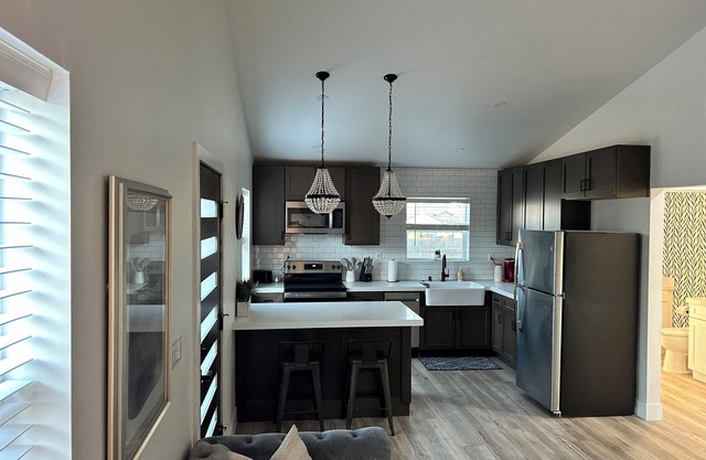 Charming 2-bedroom cottage with AC and WiFi in welcoming Fair Oaks