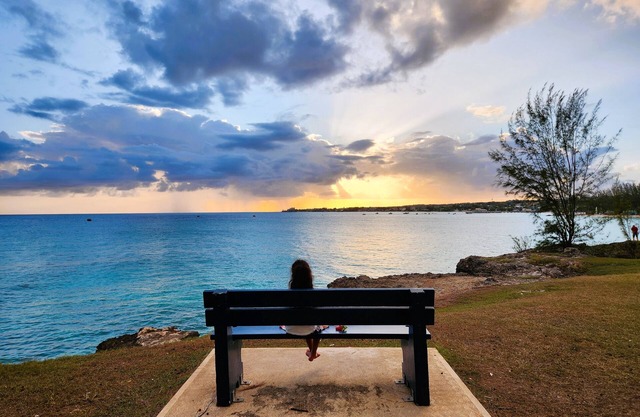 Charming 2-bedroom Condo Near White Sandy Beaches and Surf Breaks