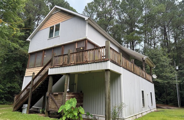 Charming 2-bedroom cottage with WiFi, AC near the Black River in Harrells