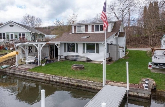 Charming 2-bedroom cottage on Loon Lake