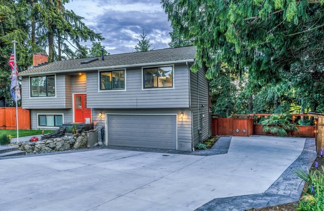 Charming 2-bedroom house with WiFi, AC in delightful Kirkland. Hot Tub