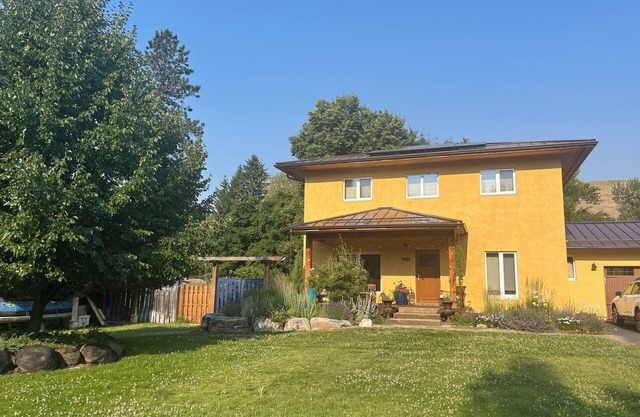 Charming 2-bedroom house by Rattlesnake creek and close to the U of M