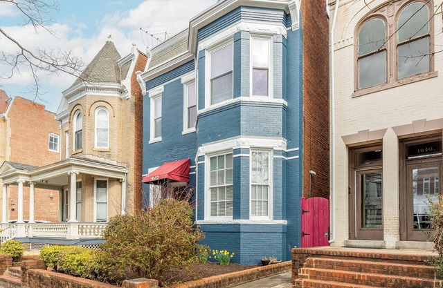 Charming 2-bedroom house with WiFi, AC, & Patio in the heart of Richmond!
