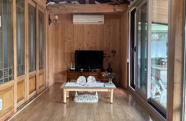Charming 2-bedroom house with WiFi and AC in Gyeongju-si